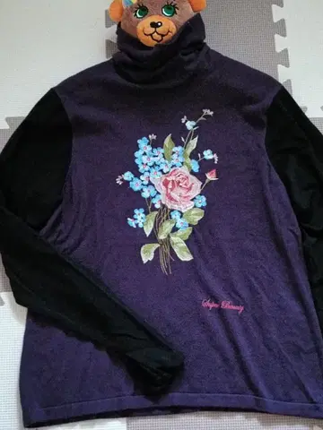 슈퍼뷰티 superbeauty 꽃무늬 자수 터틀넥 긴팔 보라색