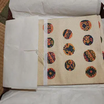 전통적인 다색 원형 무늬 오비