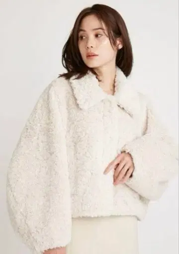 스나이델 보아 자켓 크림색 카라 부착