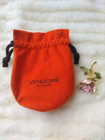 [ 미사용 ] 반돔 부티크 장미 브로치 파우치 포함