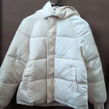 아이보리 후드 부착 다운 자켓