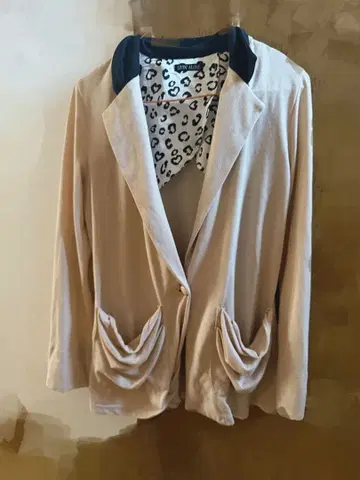 리빈얼론 LIVIN' ALONE 베이지 테일러드 자켓