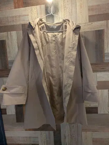 베이지 후드 부착 트렌치코트