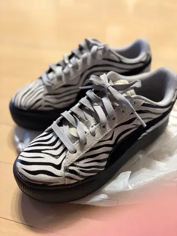 새상품 미사용 PUMA 푸마 통굽 제브라 패턴 스니커즈 화이트/블랙
