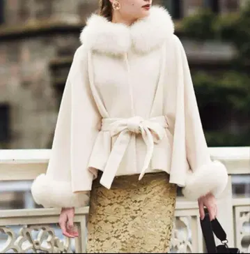 노엘라 퍼 슬릿 케이프 코트