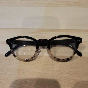 라운드 프레임 안경 블랙 토터스