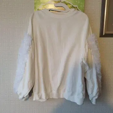 SNIDEL 프릴 튤 디자인 맨투맨 풀오버 화이트