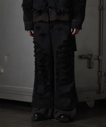 GRANCY 데미지 가공 블랙 데님 플레어 팬츠