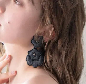 블랙 자수 귀찌