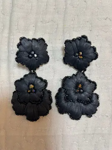 블랙 자수 귀찌