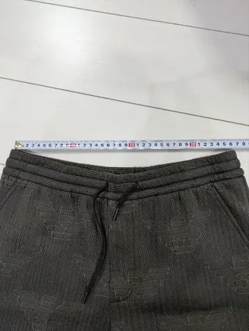 아르마니 다크 그레이 엠보싱 로고 숏팬츠