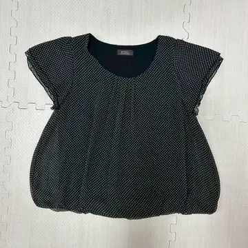 블랙 도트 무늬 반팔 벌룬 실루엣 셔츠