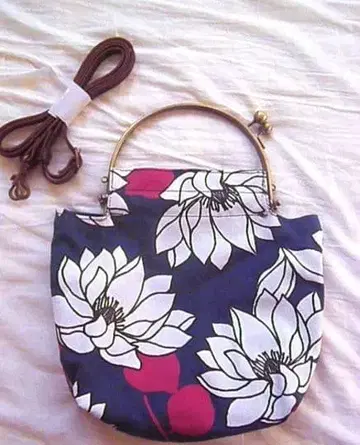 연꽃 꽃무늬 숄더백 네이비