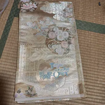 꽃무늬 자수의 골드 컬러 오비 전체 패턴