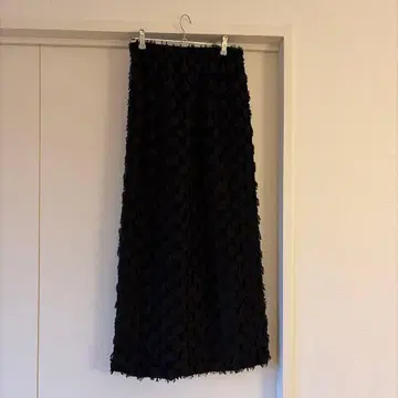 프릴 소재 블랙 롱 타이트 스커트