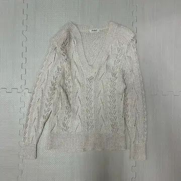 크림색 V넥 레이스 편직 니트
