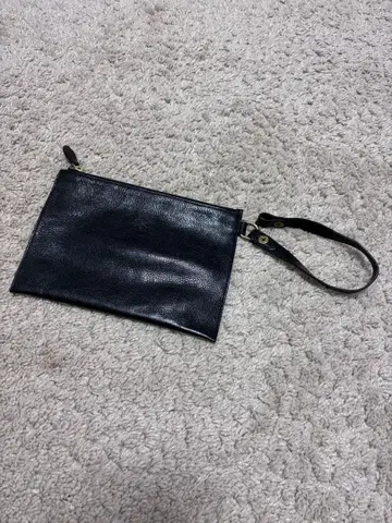 [ 새상품급 ] IL BISONTE 일비종떼 블랙 가죽 클러치백