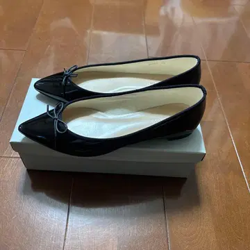 오데트 에 오딜 에나멜 펌프스