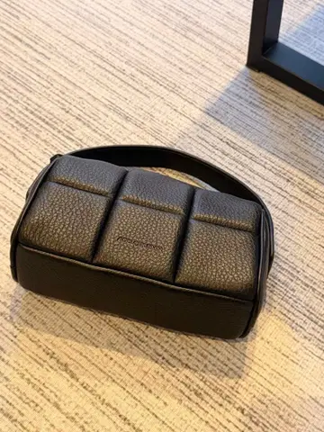 ADD CULUMN 블랙 핸드백