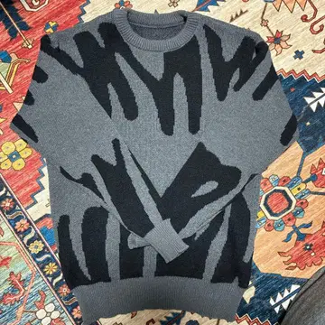 그레이와 블랙의 디자인 스웨터 S