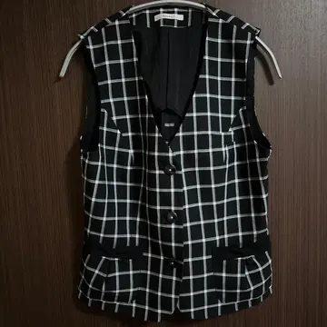 체크 무늬 슬리브리스 자켓과 블랙스 스커트 세트