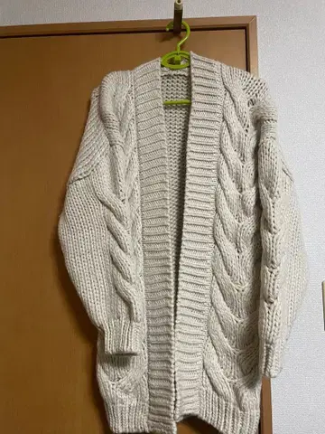 크림색 케이블 짜임 니트 가디건