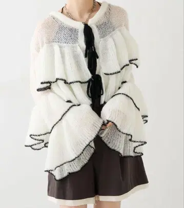 [ 새상품 ] 프릴 달린 화이트 니트 가디건