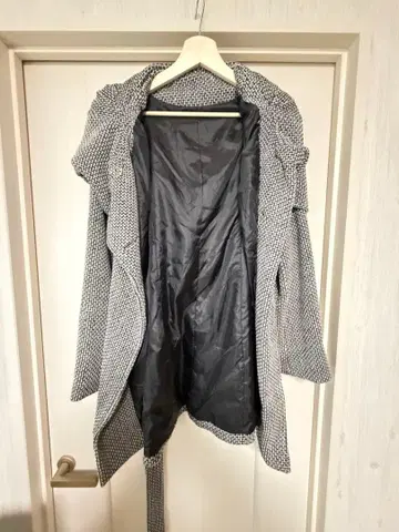 후드 부착 울 코트 그레이와 화이트