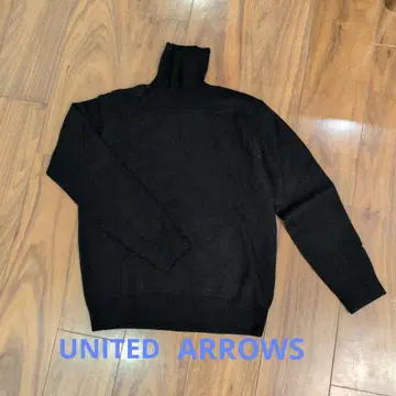 ARROWS 블랙 터틀넥 니트