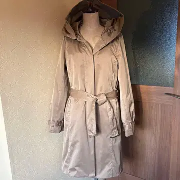 베이지 후드 부착 롱 코트