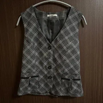 그레이 체크 무늬 베스트와 블랙 스커트 세트