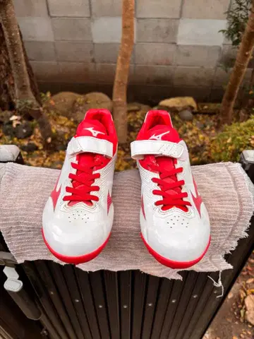 미즈노 스파이크 슈즈 화이트/레드 23cm