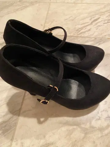 블랙 스웨이드 스트랩 하이힐