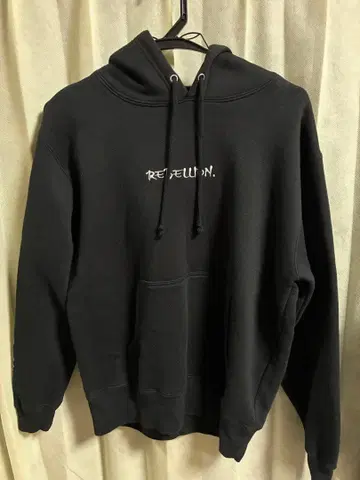 a clowd of rebellion 후드티 블랙