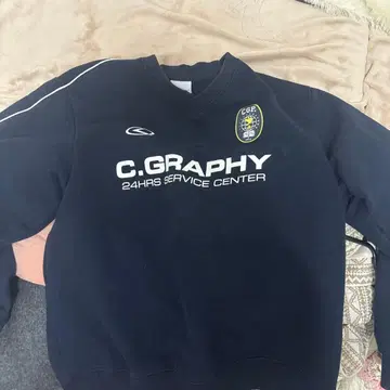 C.GRAPHY 로고 블랙 맨투맨