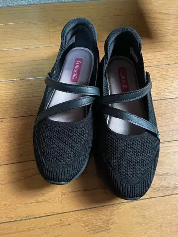 블랙 메쉬 스트랩 플랫슈즈