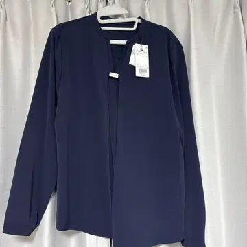 플라스테 V넥 메탈 부품 블라우스