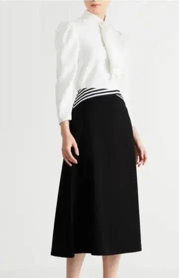 BORDERS at BALCONY 트위스트 플레어 스커트