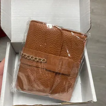 브라운 가죽 카드 슬롯이 있는 이단 접이식 지갑