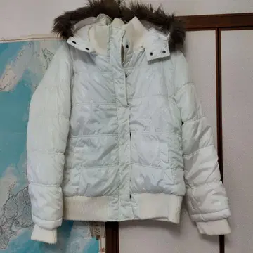 화이트 다운 자켓 후드 부착