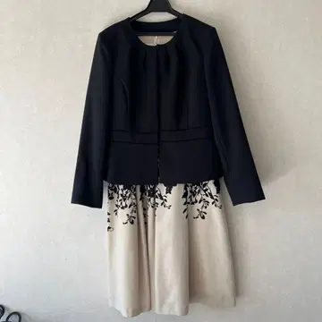 미착용 블랙과 베이지 원피스 수트
