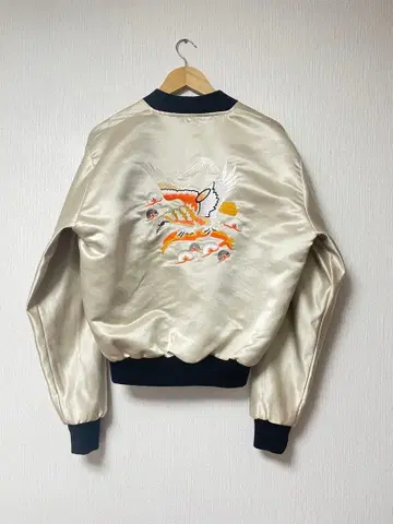 자수 디자인 봄버 자켓 아이보리 스카잔