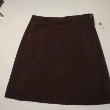 브라운 스커트와 그레이 베스트 셋업 사무복