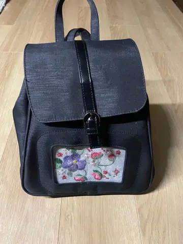 블랙 자수 플랩 백팩
