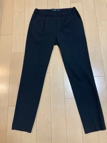 뮤닉 턱 포함 테이퍼드 팬츠 블랙 S 사이즈