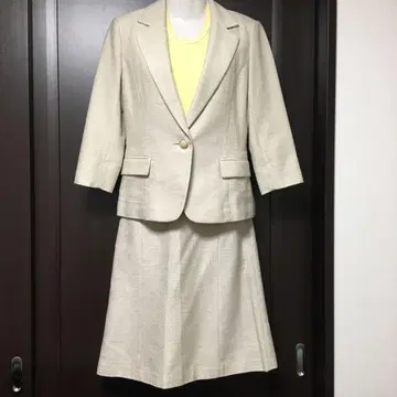새상품 미사용품 택 포함 베이지 자켓과 스커트 세트
