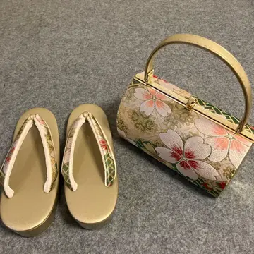 일본 의류용 샌들과 꽃무늬 백 세트