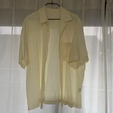 크림색 반팔 셔츠 오픈 카라