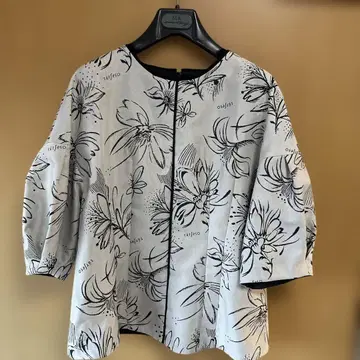 WORLD 꽃무늬 오분 소매 상의