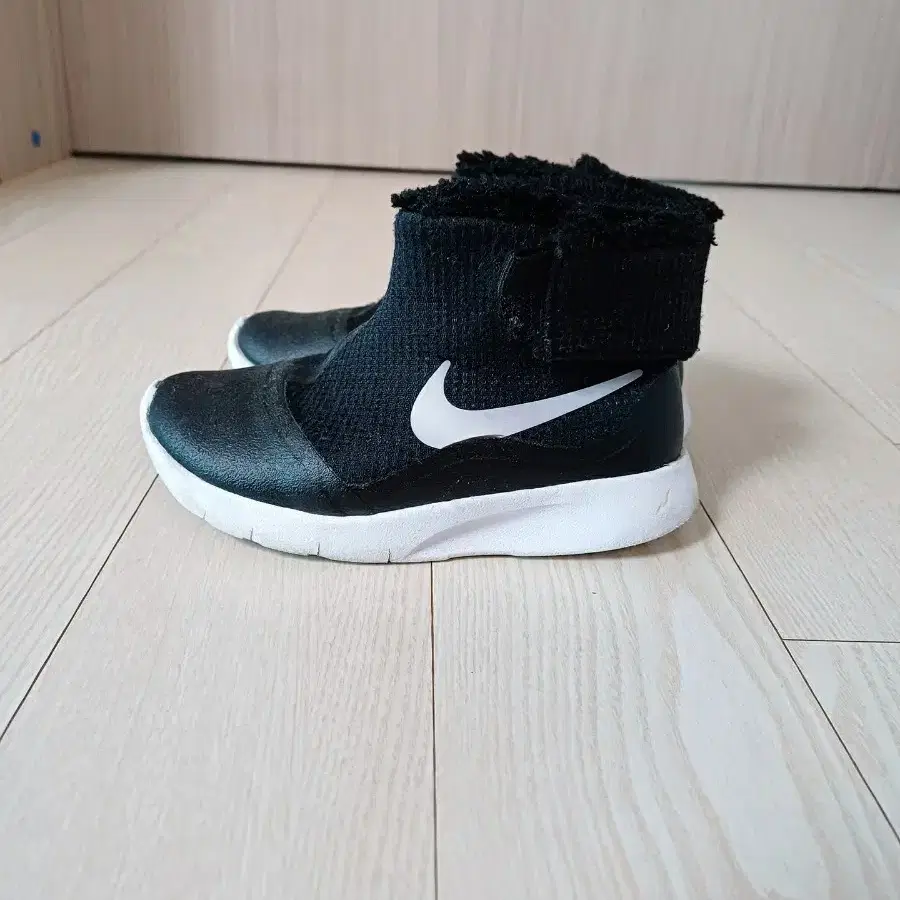 nike fuzzy boots